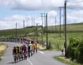 Dans le peloton, les équipes de sprinteurs contrôlaient l'écart avec le groupe de tête.