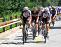Nils Politt (à gauche, UAE Team Emirates – XRG) dirige le travail de suivi.