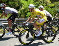 BERGERAC, FRANCE - JULY 11: Tadej Pogacar of Slovenia and UAE Tadej Pogacar (UAE Team Emirates - XRG) verteidigte das Gelbe Trikot.