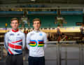...und erfolgreich: Simon Yates holte den WM-Titel im Punkterennen und durfte das Regenbogentrikot an der Seite von Bruder Adam (links) im Manchester Velodrome präsentieren