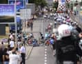 Wenige Kilometer vor dem Ziel kommt es im Peloton zu einem Massensturz