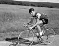 Un jeune cycliste professionnel à l'avenir prometteur : Raymond Poulidor pendant le Tour de France 1963