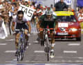 Thor Hushovd gewinnt den Sprint um den Tagessieg gegen Christophe Mengin auf der 18. Etappe der Tour de France 2002.