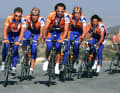 Après de bonnes performances, notamment une deuxième place dans le Tour de l'Avenir, Gesink (2ème à partir de la gauche) obtient son premier contrat professionnel pour la saison 2007. Avec Thomas Dekker (au centre) et ses coéquipiers, ils se rendent pour la première fois en Espagne pour un camp d'entraînement.
