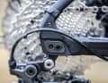 The Giant "buys" the tyre clearance with an adjustable dropout. This also allows the riding characteristics to be adapted to the terrain