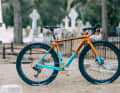 Herrlich düster vor dem Friedhof in Szene gesetzt: Das Gothic Aix Gravelbike aus Australien.