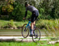 Le pédalier est plus haut que sur les autres vélos de course, ce qui est utile pour franchir les obstacles.