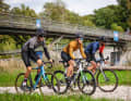 Wer sein Gravelbike eher als Rennmaschine sieht und am liebsten Rennrad fahren würde, nur eben auf Schotter, achtet auf Gewicht, dünne schnelle Reifen und ein schmales, aerodynamisches Cockpit.