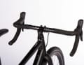 The wide carbon handlebars of the Liteville 4-One