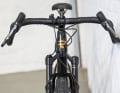 Selon la variante d'équipement, le cadre en carbone abrite soit une fourche rigide, soit une fourche suspendue de Rockshox.