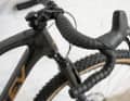 Un guidon en aluminium très évasé de Ritchey complète le concept adapté à l'aventure et doit donner de l'assurance sur les trails exigeants.