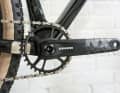 Le nouveau Ridley est disponible en quatre variantes. Les Belges misent exclusivement sur des transmissions Mullet de Shimano ou SRAM. Le prix d'entrée de gamme est de 2799 euros.