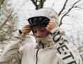 La capuche s'adapte aussi sur le casque de vélo. Ce n'est pas seulement agréable dans la jungle urbaine, ...