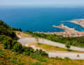 Visite en Espagne : Les virages du Monte de Santa Trega s'élèvent à 330 mètres au-dessus de l'Atlantique et offrent une vue plongeante sur la commune espagnole de A Guarda.