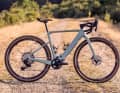 Das motorisierte Gravelbike basiert auf einem Carbonrahmen.