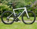 Un poids impressionnant : le cadre S-Works ne doit peser que 685 grammes. La fourche pèse 358 grammes sur la balance. Avec des pièces de montage de haute qualité de Shimano et Roval, Specialized réalise ainsi un poids total de 6,6 kilos.