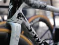 The paintwork is reminiscent of that of Remco Evenepoel, who also rode a white bike from the US manufacturer until he quit the Tour. Without the bull on the headset, however ...