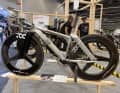 Le TOOT Racing X23 adopte une position extrêmement aérodynamique pour ne pas gaspiller le moindre watt. Ce vélo de piste originaire du lac de Garde attire indéniablement tous les regards.
