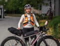 Die Albion Visibility Cargo Vest verbindet Sichtbarkeit mit Stauraum. Wir haben sie unter anderem bei einem Ultracycling-Event getestet