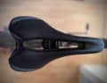 Der Selle Italia SLR Gravel Elite von oben: Kurze, breite Nase, große Aussparung, reflektierende Elemente