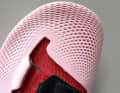 Sowohl Innenschuh (in unserem Test-Schuh rot) als auch Außenschuh (hier rosa) lassen sich farblich individuell wählen. Durch das dichte Material ist der Schuh nicht luftig.