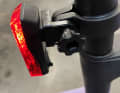 Le feu arrière Ride + Go est équipé d'un feu de stop et se fixe sur la tige de selle à l'aide d'un support amovible.