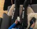 Die Bedienung der Normatec-Boots mit App und Steuerung ist simpel