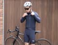 Le nouveau Bib Short 1.1 en combinaison avec un maillot à manches longues et une veste coupe-vent Aero Shell