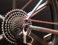 Les pattes de dérailleur en titane usinées par CNC devraient ainsi être produites en série.