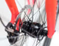 On Sour’s gravel bike, a hub dynamo supplies the power for the lighting system.