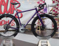 Le Sour Purple Haze est particulièrement mis en valeur dans cette configuration personnalisée haut de gamme. Un magnifique vélo de gravel en acier, fabriqué en Allemagne !