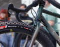 Die Stahl-Gabel ist eine Sonderanfertigung von Moné Bikes, um ein großes 32 Zoll Vorderrad aufzunehmen.