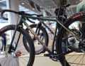 Curve a adapté la géométrie de son vélo de gravel de 32 pouces de manière à ce que les points de contact soient comparables à ceux de la version 29 pouces, même sur les petits formats de cadre.