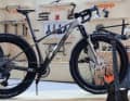 A lightweight bike, a lightweight guitar: the Scott Scale Gravel from Dangerholm weighs 8.85 kilos. The Strandberg guitar weighs in at 1.49 kilos.