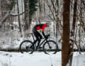 The 40 millimetre wide G-One Bite tyre on the Liteville 4-One Mk2 from Schwalbe, mounted tubeless on extra-wide Syntace carbon rims, bites through snow and ice with ease when inflated to just under two bar.