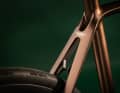The frame consists of 3D-printed titanium sleeves and carbon tubes and is customised to size