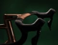 Auch die markante Lenkereinheit kommt aus dem 3D-Drucker und wird millimetergenau angepasst. Gewicht sparen eingeklebte Lenkerenden aus Carbon.