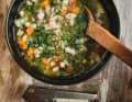 Herauskommen einfache aber energiespendende Gerichte wie eine Gemüsesuppe mit Weizenkörnern und Pancetta.