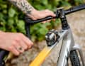 Le kit de dépannage ou les garde-boue trouvent également leur place sur les vélos de bikepacking.