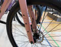 A carbon fork with mounting points – also quite rare in the entry-level segment under 1,000 euros. The same applies to the hydraulic CUES disc brake.