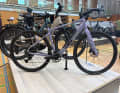 Pour l'année-modèle 2027, KTM sort de son chapeau le Macina Gravelator HX, un vélo de gravel électrique qui semble lancer un défi à la concurrence : le gravel électrique peut être aussi abordable que ça, à partir de 2 499 euros.