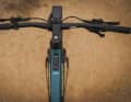 Gesteuert wird der Motor über Boschs Kiox 300 Display und das Miniremote. Dank der eBike Flow App lässt sich der Antrieb auf den individuellen Fahrstil abstimmen. Statt der Sram-Apex-Gruppe gibt's am Lande Flat-Bar Shimano-Cues Antriebskomponenten und MT200-Scheibenbremsen.