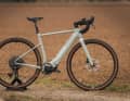 Die Gravel-Version des Lande mit Drop-Bar, Bosch SX und Sram Apex Eagle 12-fach-Antrieb kostet 4299 Euro.