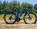 Das Team Picnic PostNL fährt das Jubiläumsrad ihres Radsponsors am 14. Juli bei der Tour de France auf der Etappe nach Le Lioran