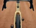 Ce vélo semble vouloir allier caractéristiques aérodynamiques et légèreté.