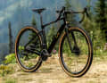 Le Gravelbike pour femmes est devenu plus sportif, la position d'assise est, selon les indications du fabricant, de type course.