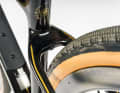 40 millimetre wide tubeless tyres round off the comfort character of the Devote. Thanks to the huge tyre clearance of a maximum of 53 millimetres, the women's model is equipped for rough terrain.