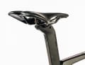 Les roues entièrement en carbone de Corima au design à douze rayons et le nœud de selle avec serrage de selle intégré sont de véritables accroche-regards.