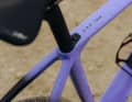 Le look est livré avec une tige de selle ronde classique