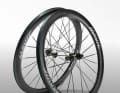 Der Laufradsatz mit 50 Millimeter hohen Carbonfelgen positioniert sich als vielseitiger Race-Allrounder